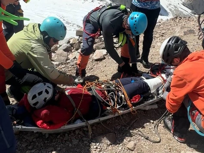 Пользователи спорят о спасении альпинистки Наговицыной, застрявшей в ледяных горах | Источник: Триатлон с нуля / триатлон меняет жизнь / T.me