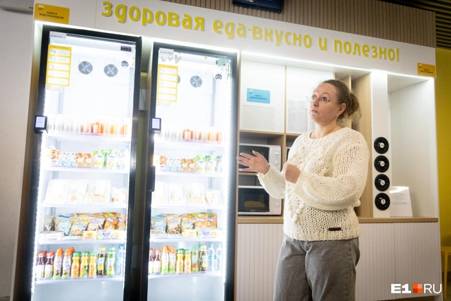 Есть и автомат другого формата. Кстати, тут же можно и подогреть еду | Источник: Владислав Лоншаков / E1.RU