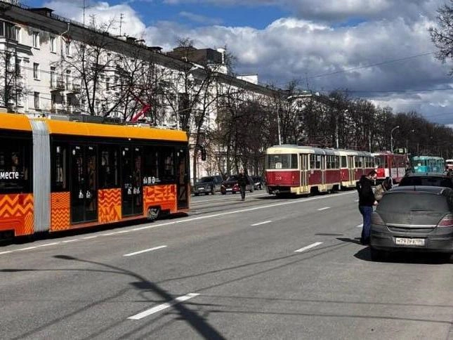 Трамвайная пробка на проспекте Ленина в Екатеринбурге | Источник: читатель E1.RU