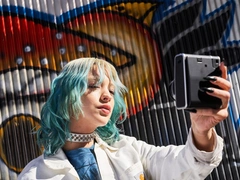 Фотография 9/12 с наивной подписью на память: почему в снимки на Instax невозможно не влюбиться