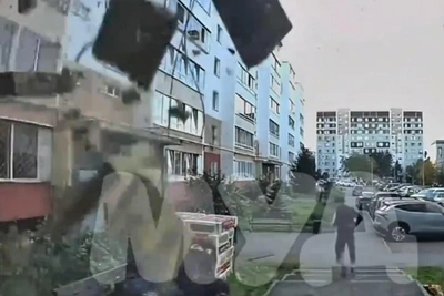 В Челнах плиты утеплителя чуть не рухнули на подростков