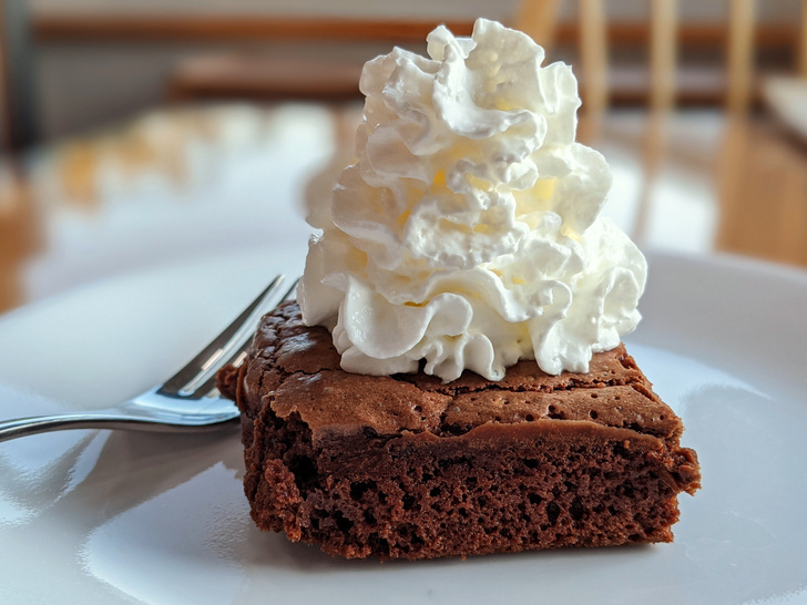 Фото №1 - Брауни шоколадный со взбитыми сливками