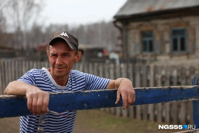 Ухаживать за овцами мужчине нравится  | Источник: Евгений Софийчук / NGS55.RU 