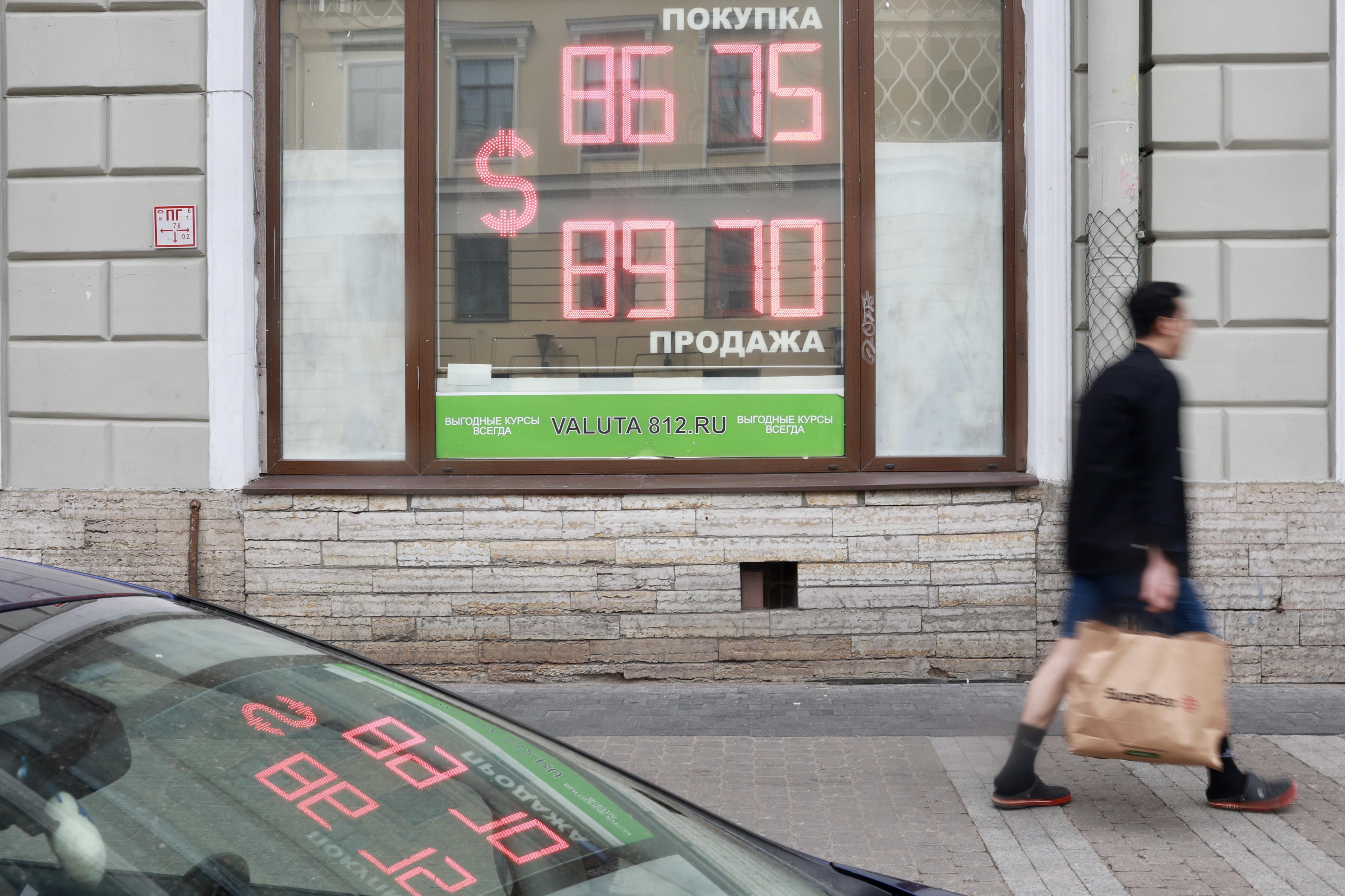 «Поводов для укрепления рубля пока нет»: когда мы увидим доллар по 100