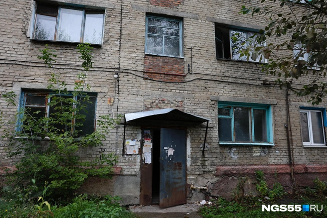 С виду дом выглядит как заброшенный | Источник: Евгений Софийчук / NGS55.RU