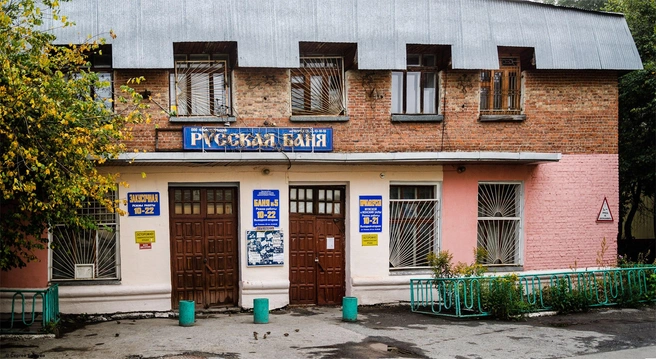 Кадр из 11 октября 2017 года. Вскоре от этой нежилой двухэтажки не останется и следа | Источник: Сергей Бушуев / Vk.com