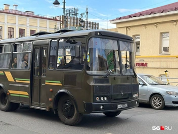 Участники приехали на парад на военных автобусах | Источник: Николай Сальников / 56.RU