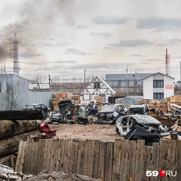 За забором вдоль Соликамской скрываются авторазвалы | Источник: Тимофей Калмаков / 59.RU