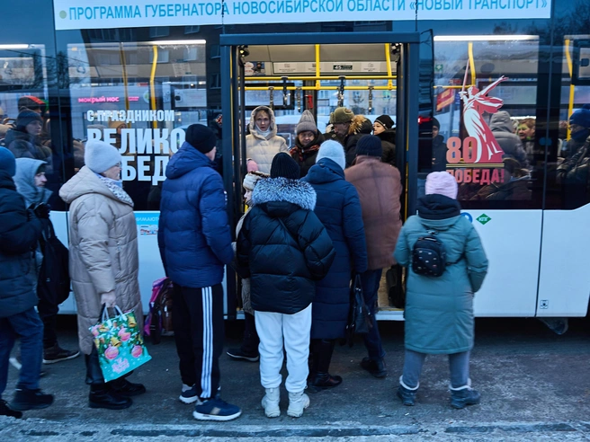 Пассажирам приходится долго ждать транспорт в отдельных районах, особенно в вечернее время. | Источник: Александр Ощепков / NGS.RU