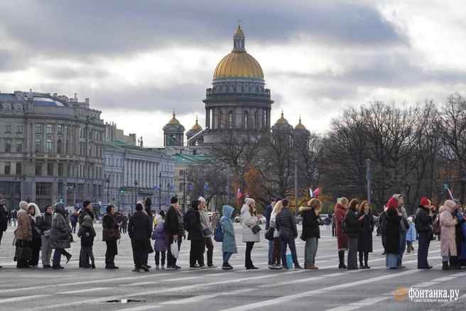 На Дворцовой площади — огромная очередь в Эрмитаж | Источник: Павел Даиси / «Фонтанка.ру»