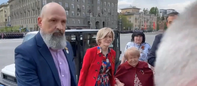 Александра Пахмутова наблюдала за парадом с трибуны рядом с губернатором | Источник: Регион 34