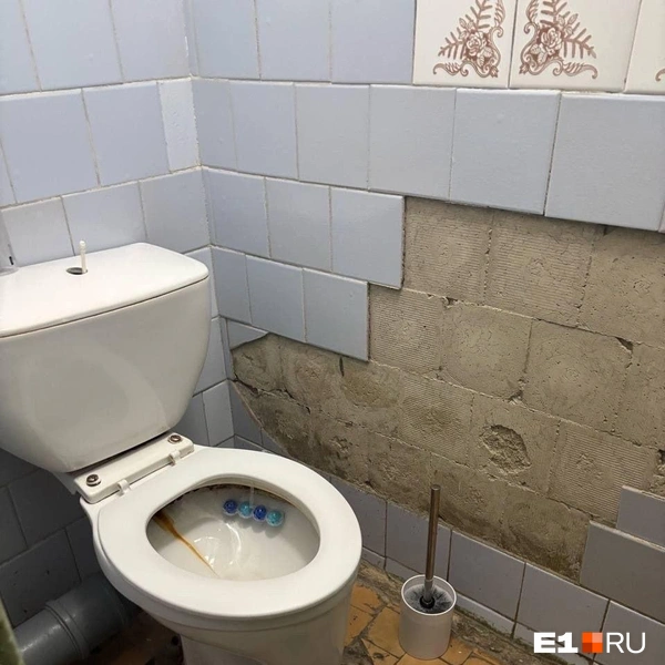 Кафель давно отваливается от стен | Источник: читательница E1.RU