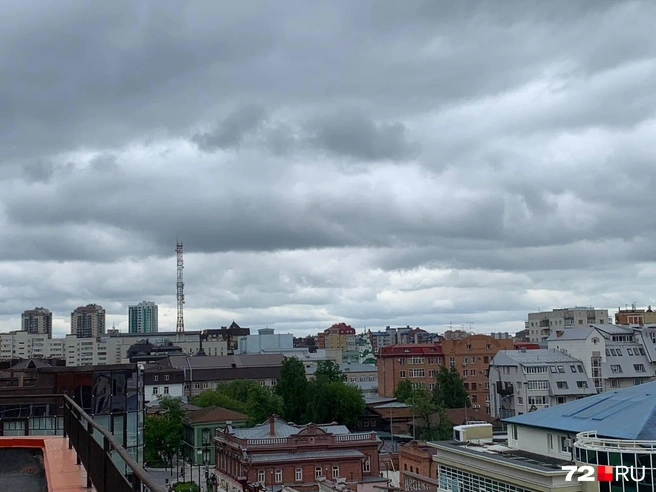 Глядим на центральную часть города по-новому. Где-то за высотками слева спрятался железнодорожный вокзал | Источник: Полина Перепелица / 72.RU