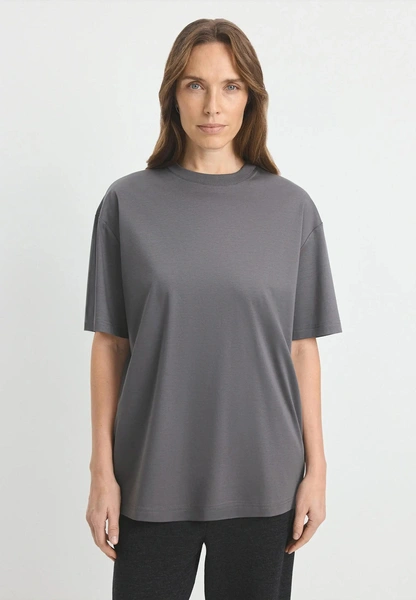 Лучшие базовые футболки, чтобы носить со свитерами, жакетами и рубашками