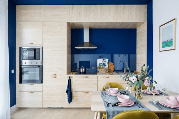 Синий фартук на кухне: 20 примеров | myDecor