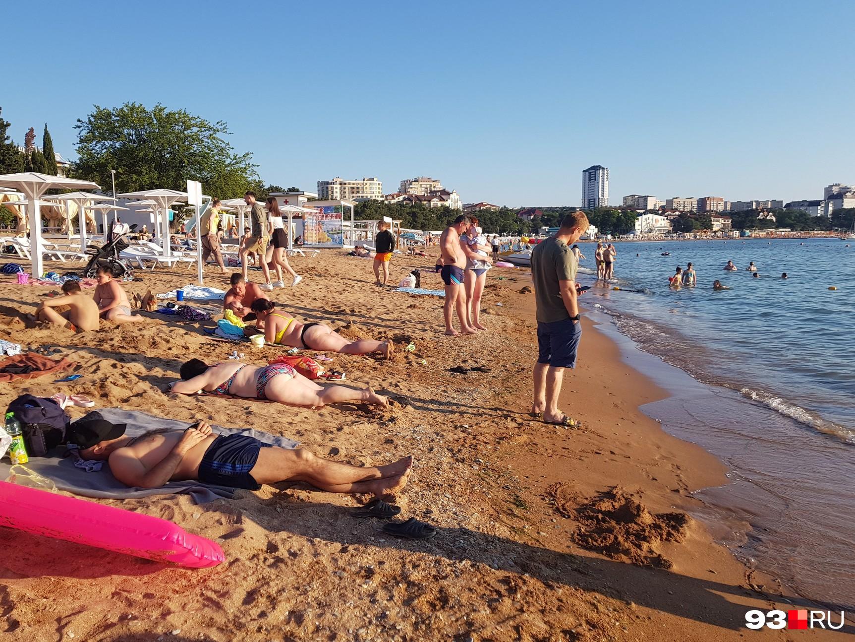 Пустые пляжи и завышенные цены: показываем обстановку в Сочи, Анапе и Геленджике этим летом