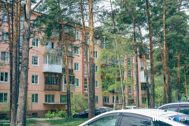 В этом доме в 2023 году отремонтировали фасад, крышу и подвалы | Источник: Даниил Конин / «ИрСити»