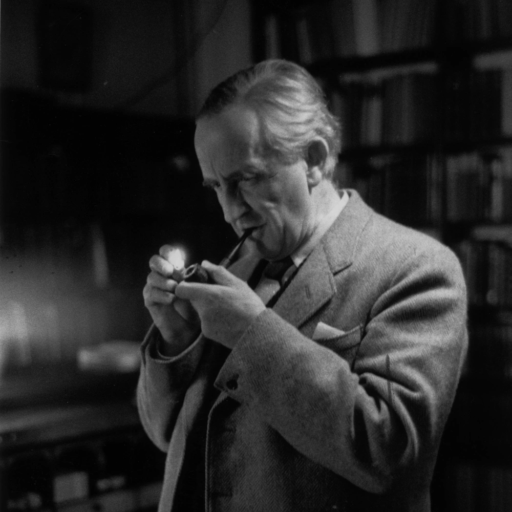 Джон Рональд Руэл Толкин, британский писатель, филолог и переводчик (1892 — 1973). | Источник: Getty Images