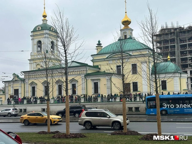 Очередь перед храмом Преображения Господня | Источник: Читательница MSK1.RU
