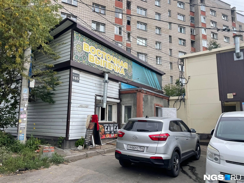 Местный «кирпичик» — магазин, где покупали все. Теперь тут восточная выпечка | Источник: Алёна Золотухина / NGS.RU