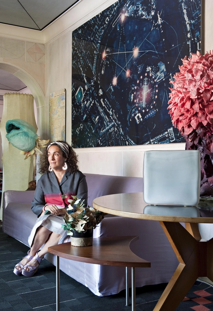 Нина Яшар в своей гостиной. | Источник: Николя Матье (Nicolas Matheus)
