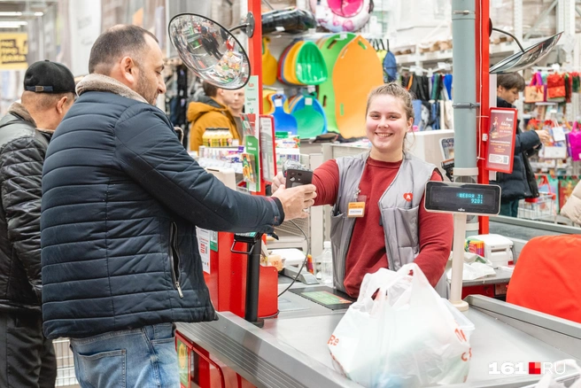 А ростовчане отправились закупаться продуктами на длинные выходные | Источник: Евгений Вдовин / 161.RU