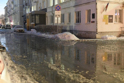 Large puddle forms in central Arkhangelsk: cause under investigation