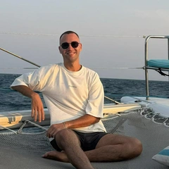 Почему все ставят на аватар фото парня из Новосибирска: мужчина стал мемом за несколько дней