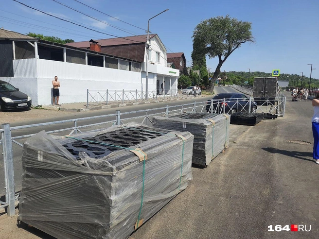 Еще остались строительные материалы. Чуть-чуть не успели | Источник: Сергей Гендин / 164.RU