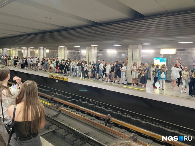 Людей в метро было много, но все спокойно проехали | Источник: Алена Золотухина / NGS.RU