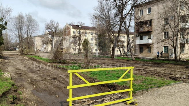 Благоустройство заканчивается за домом № 30 | Источник: Константин Завриков / V1.RU