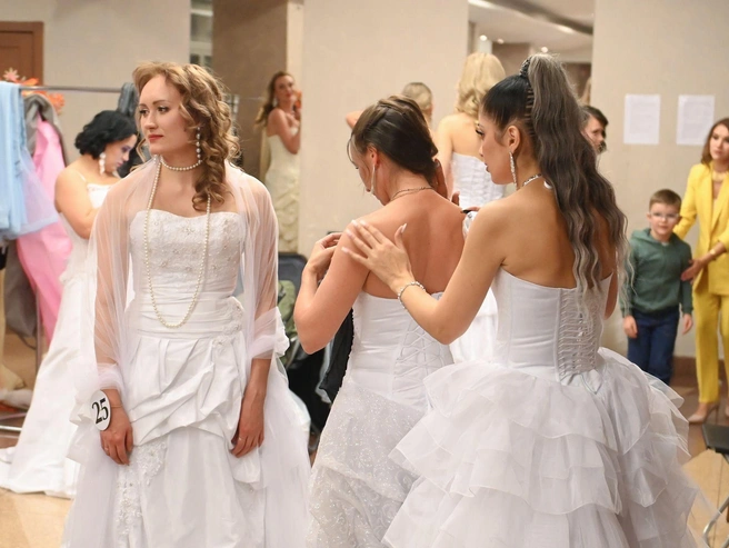 Конкурсантки оказывали друг другу поддержку и помощь | Источник: Дмитрий Емельянов / E1.RU