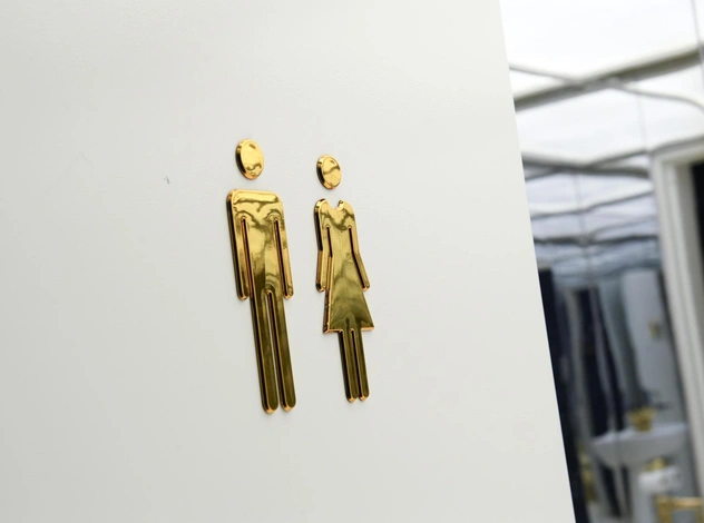 Золотой унитаз продан на аукционе за 12 миллионов долларов: цена оказалась ниже ожиданий