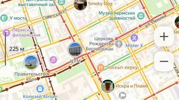 Даже после часа пик в 18:47 около ЦУМа все дороги в навигаторе были красными и даже бордовыми | Источник: «Яндекс Карты»