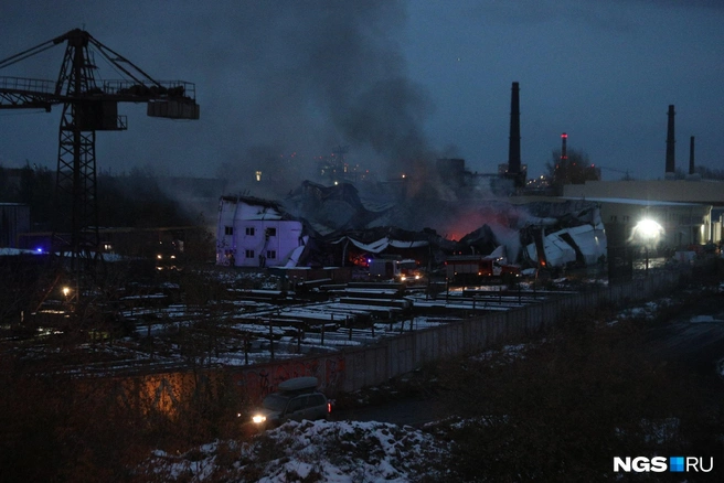В 16:49 стало известно о пожаре на складе по улице Сибиряков-Гвардейцев | Источник: Андрей Бортко / NGS.RU