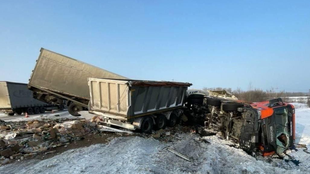 Грандиозное столкновение грузовиков на М-5 под Сызранью: вся дорога в щебне и в коробках с соком — фото