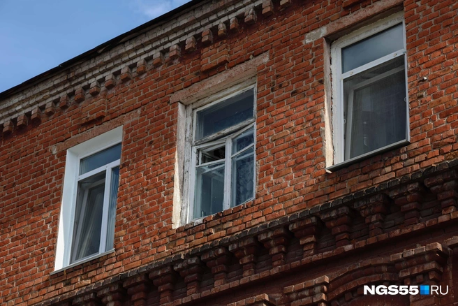Так выглядят окна в более современной части дома | Источник: Евгений Софийчук / NGS55.RU