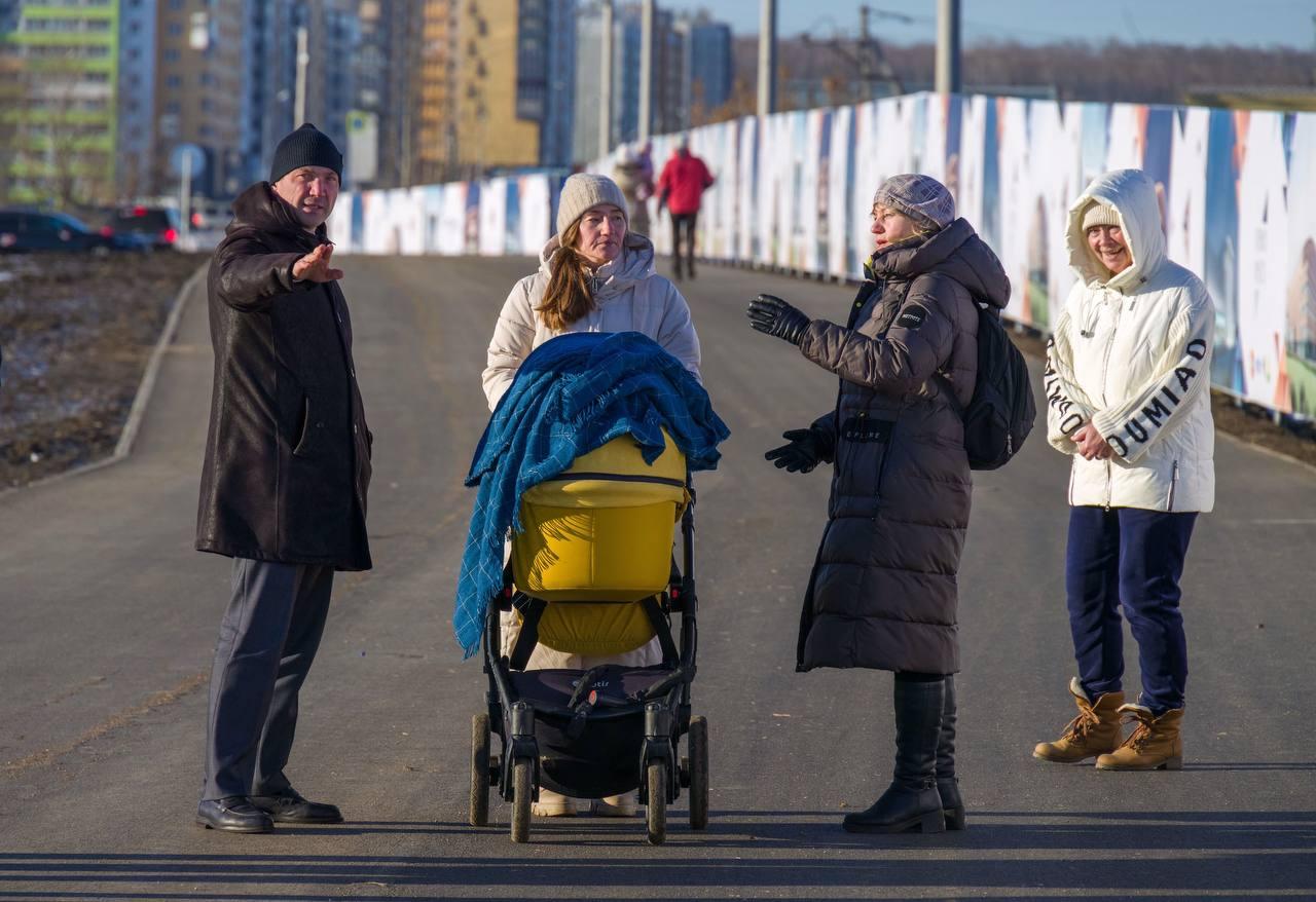 Алексей Лошкин пообещал безопасный тротуар до вантового моста и переход через железную дорогу в бору