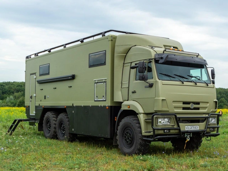 Шестиколесный КамАЗ превратили в люксовый автодом | Источник: volgatrade