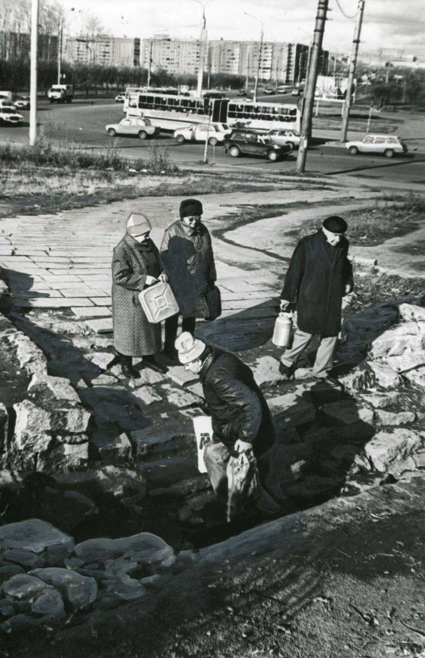 У родника по улице Труда в Челябинске. 1996 год  | Источник: Г. Семеняка, фонды ОГАЧО