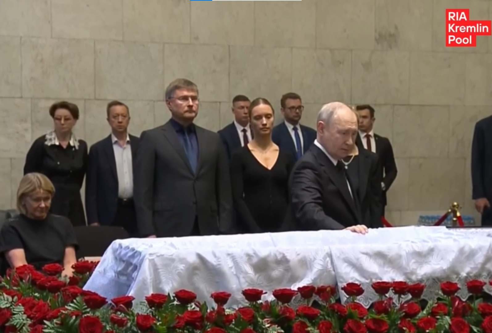 Перекрестился у гроба товарища и принес соболезнования вдове. Путин на похоронах бывшего министра обороны Иванова — видео