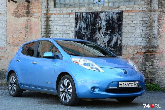 В сегменте подержанных электромобилей многолетний лидер&nbsp;— Nissan Leaf. В России пользуются спросом первые два поколения машины, в том числе, благодаря налаженному бизнесу по замене батарей. Для Leaf они доступны в четырех исполнениях емкостью 24, 30, 40 и 62 кВт*ч, причем они взаимозаменяемые | Источник: Артем Краснов