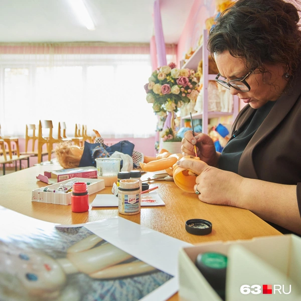 …постоянно проверяя по фото, каким изначально было лицо у этой игрушки | Источник: Роман Данилкин / 63.RU