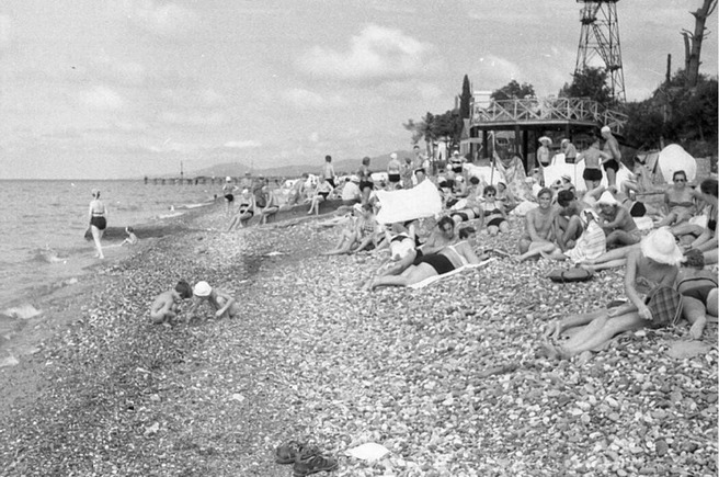 Пляж в Адлере, 1958 год  | Источник: zuborobo.livejournal.com