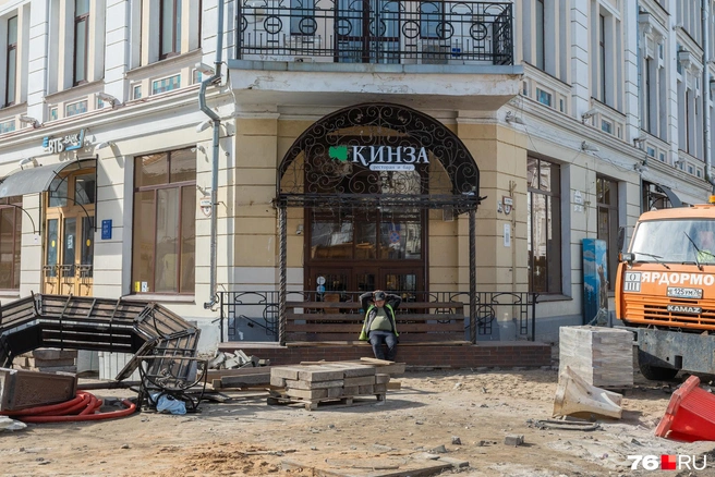 Рабочий на перерыве | Источник: Александр Куренной / 76.RU
