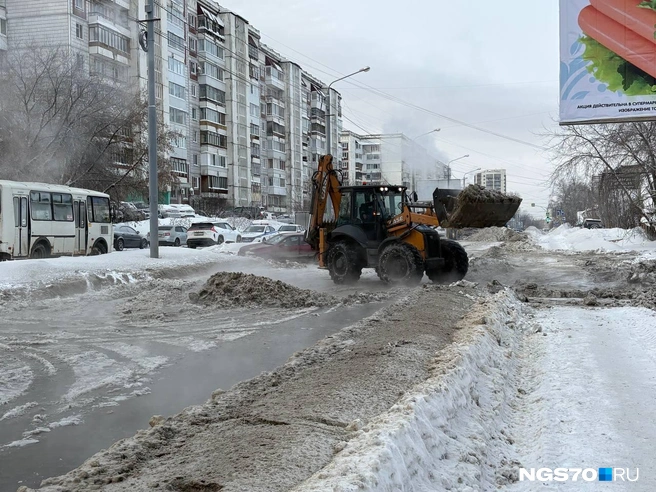 Его счищают экскаватором-погрузчиком  | Источник: Мария Лобанова / NGS70.RU 