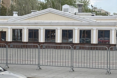 Площадь 400-летия огородили забором и рамками: объяснение