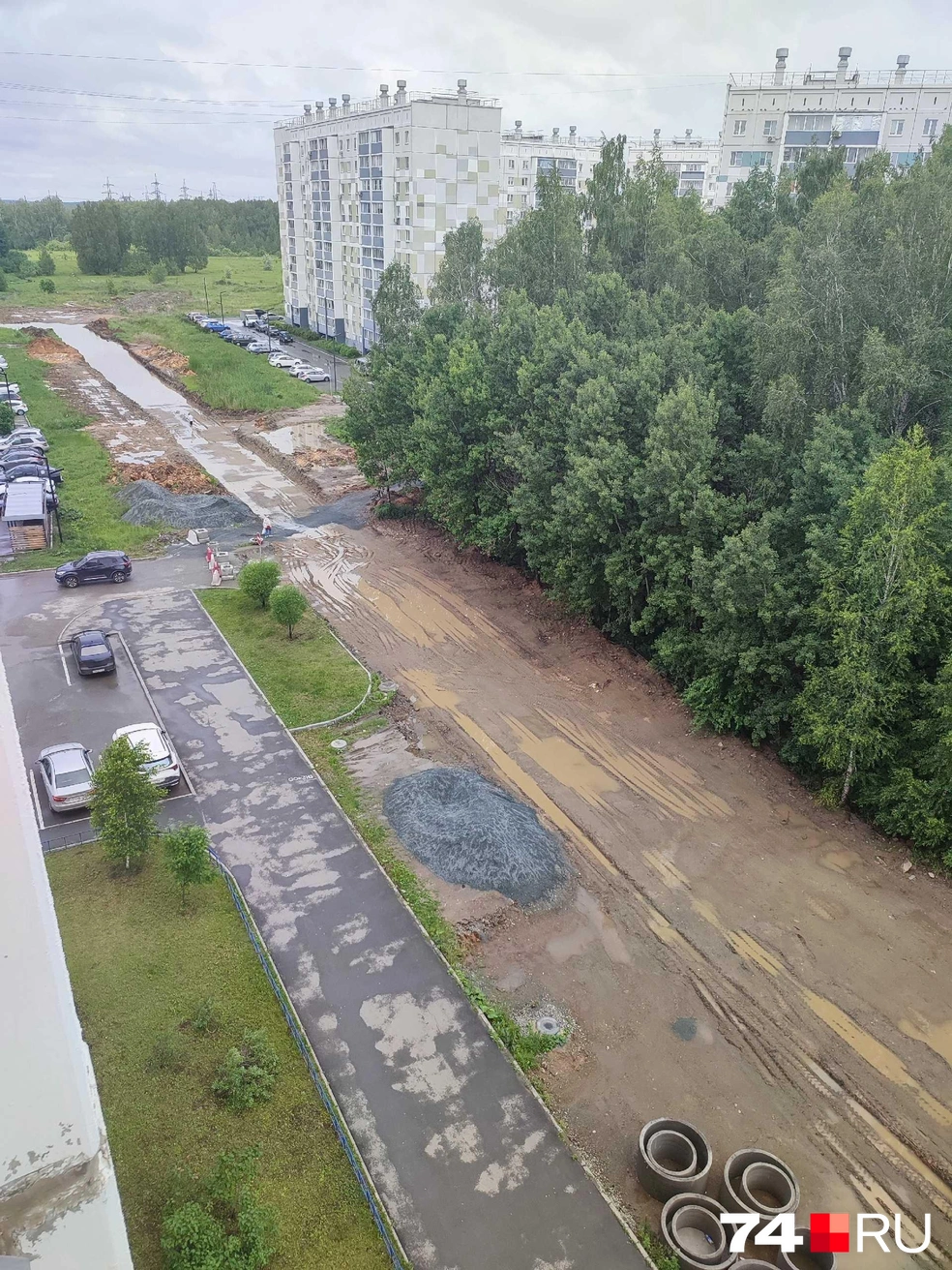 Им обещали построить дорогу в этом году  | Источник: читатель 74.RU