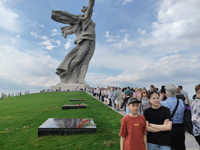 Многие туристы хотели сфотографироваться на фоне этой скульптуры. | Источник: Мария Умнова / V1.RU