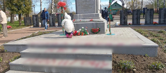 Вандалы испортили воинский мемориал под Петербургом красной надписью: фото | Источник: ДТП и ЧП | Санкт-Петербург | Питер Онлайн | СПб / «ВКонтакте»